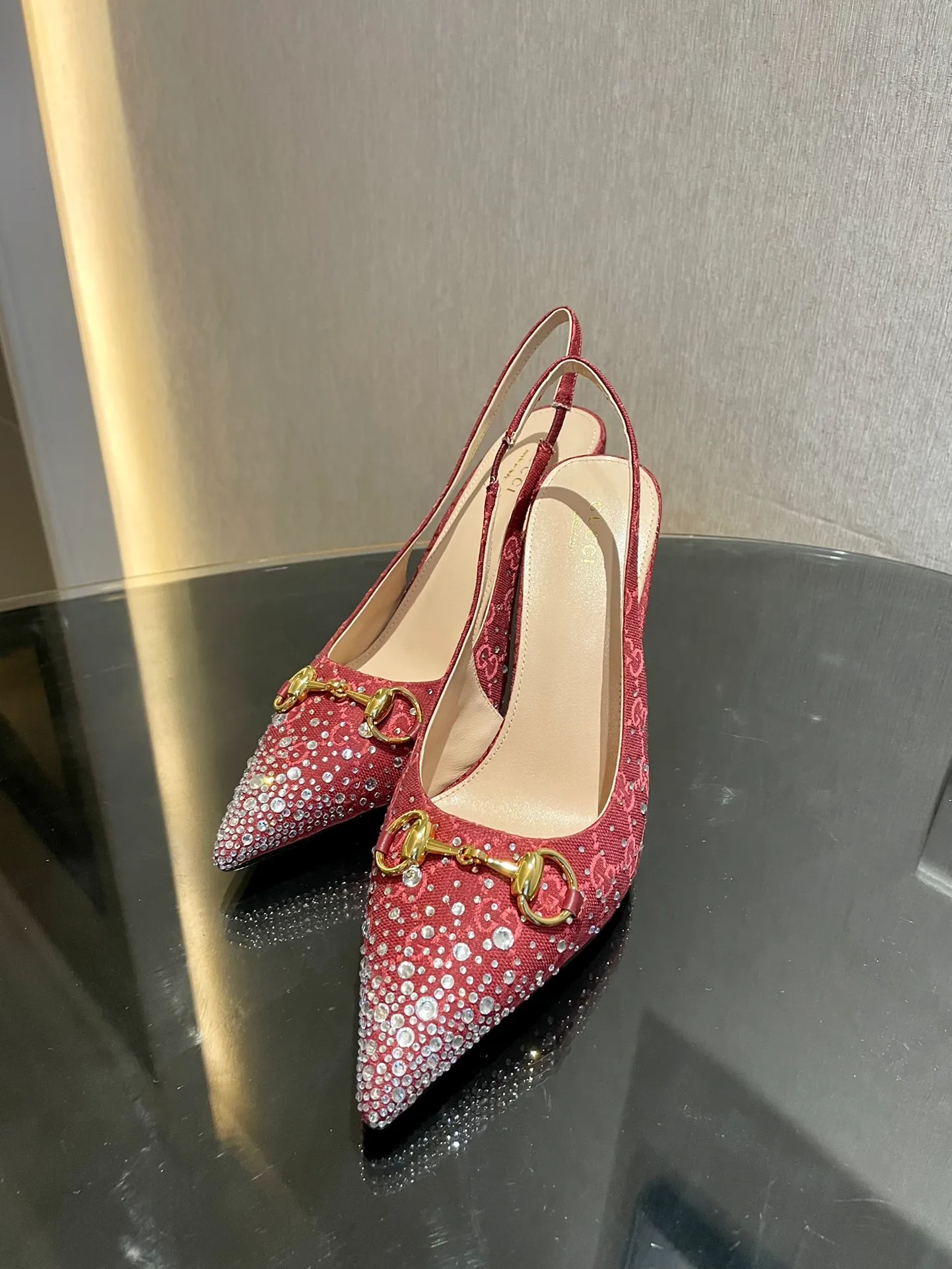 👟👟Ex-factory price 580👟👟 2024 G family’s new GUcc𝐢 horsebit pump sandals with pointed toes, elastic straps and kitten heels complement each other to create a comfortable and fitting design, and the back-lace pumps are the essence of design. Hot-drilling process Upper: Imported high-grade G G canvas Lining/foot pads: Full-grain high-grade lambskin Sole: Italian top-grade genuine leather sole Heel height: 10.5cm Fitting size: 35-42 (40/41/42 custom-made, non-refundable)
